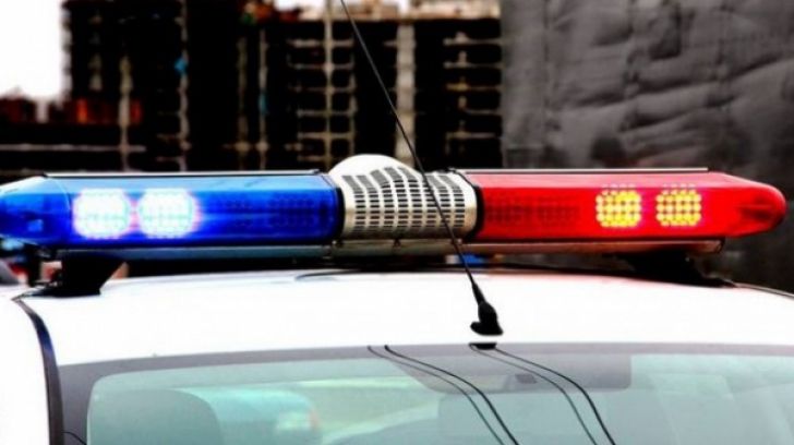 O fetiță de 12 ani lovită pe trotuar, în urma coliziunii între două mașini