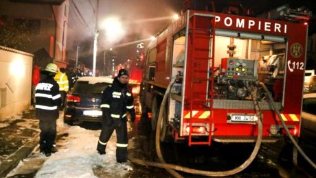 Incendiu în municipiul Suceava. Un autoturism a fost cuprins de flăcări