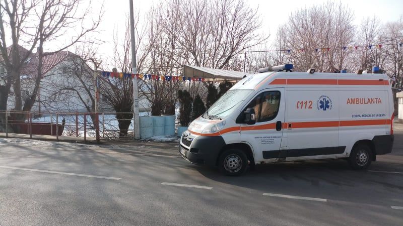 Un bărbat a fost salvat de pompieri după ce a căzut într-un bazin