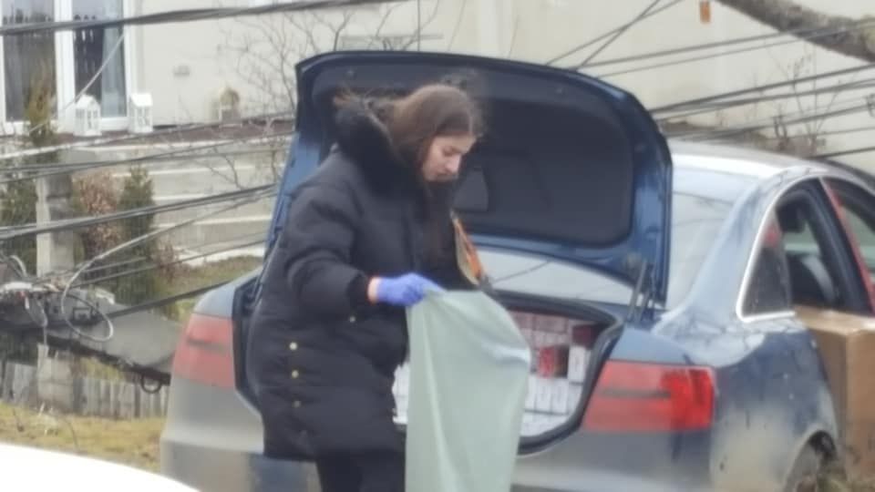 Și-a abandonat mașina plină cu țigări de contrabandă după ce a produs un accident rutier FOTO