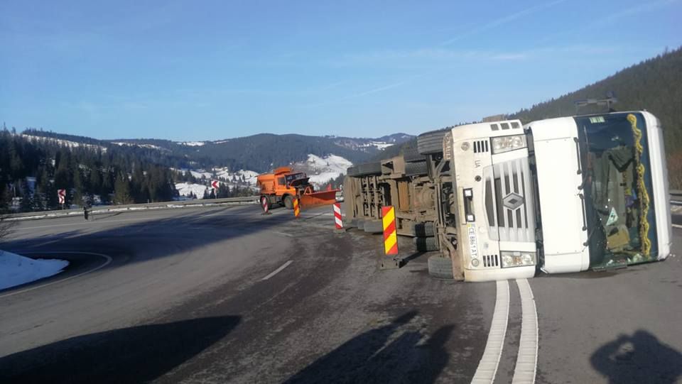 Accident în Pasul Mestecăniș. Un tir s-a răsturnat din cauza vitezei FOTO