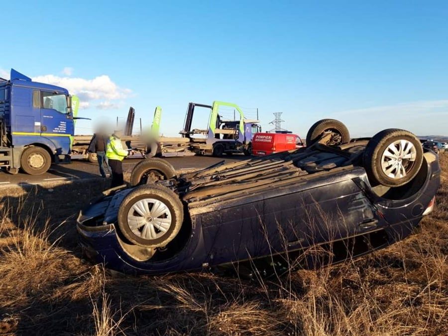 Un autoturism răsturnat și două persoane la spital, după ce un șofer a intrat într-o depășire riscantă FOTO