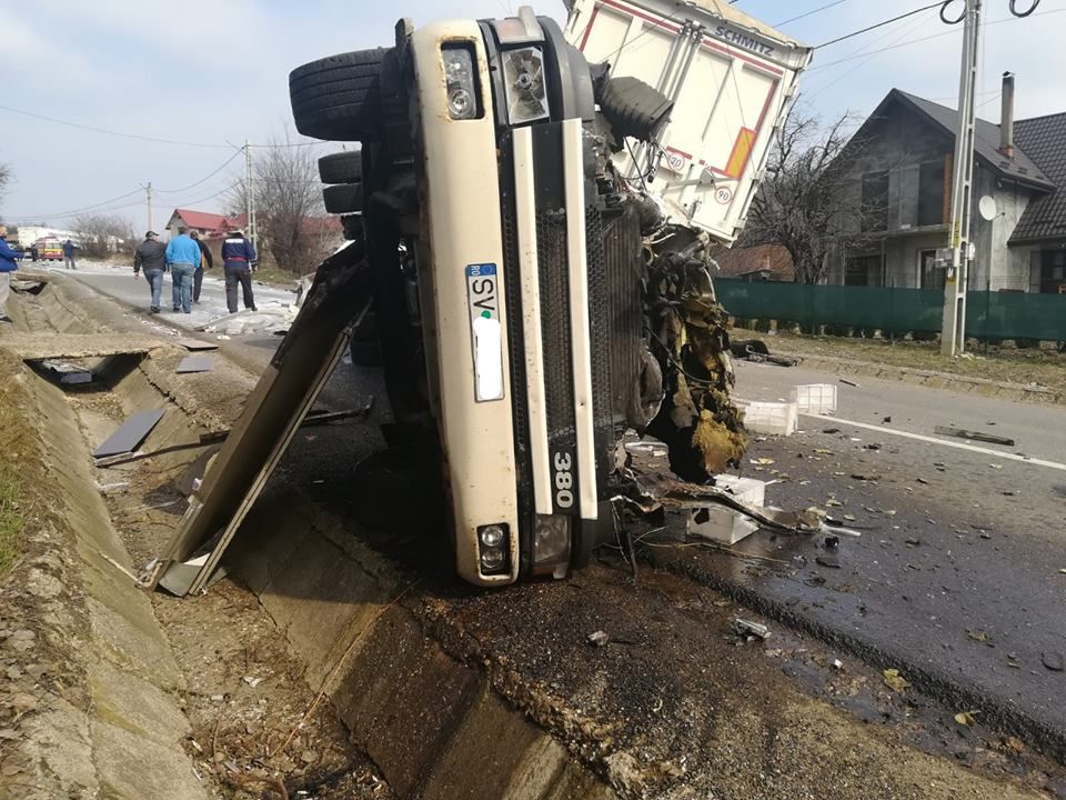 Camion înmatriculat în Suceava, implicat într-un grav accident produs în localitatea ieșeană Răducăneni FOTO