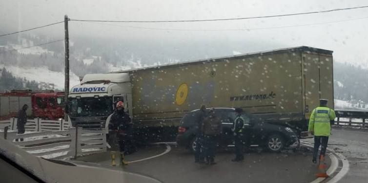 Coliziune între un autoturism și un tir pe DN 17, în Pasul Mestecăniș FOTO