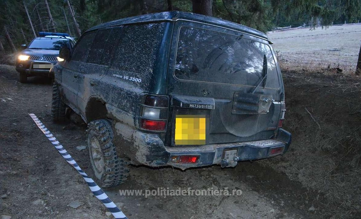 FOTO Mitsubishi Shogun plin cu țigări de contrabandă, abandonat pe un drum forestier după o urmărire cu focuri de armă