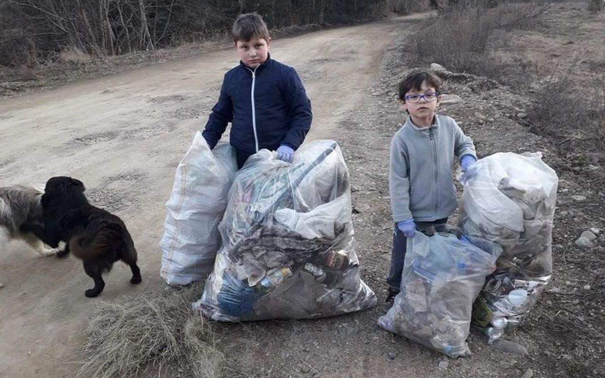 Cei doi frați care au adunat saci de gunoaie de pe o stradă din Vatra Dornei, consilieri onorifici ai ministrului Mediului FOTO
