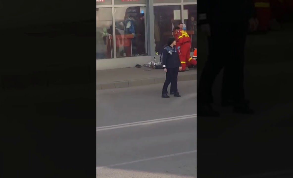 Metoda ingenioasă folosită de un contrabandist pentru a nu fi prins. Transporta țigările prin apa unui pârâu VIDEO