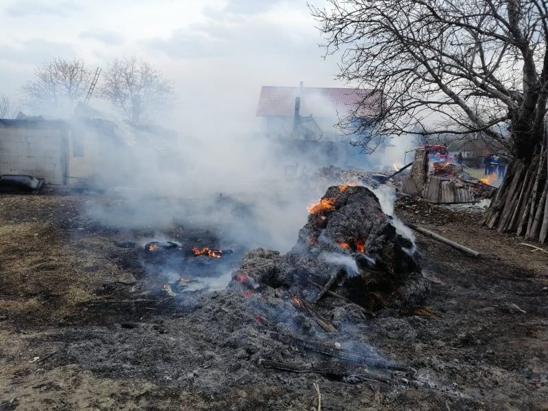 Incendiu de proporții la o gospodărie din Râșca FOTO