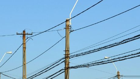 Un tânăr s-a cățărat pe un stâlp amenințând că se aruncă, după ce s-a despărțit de iubită