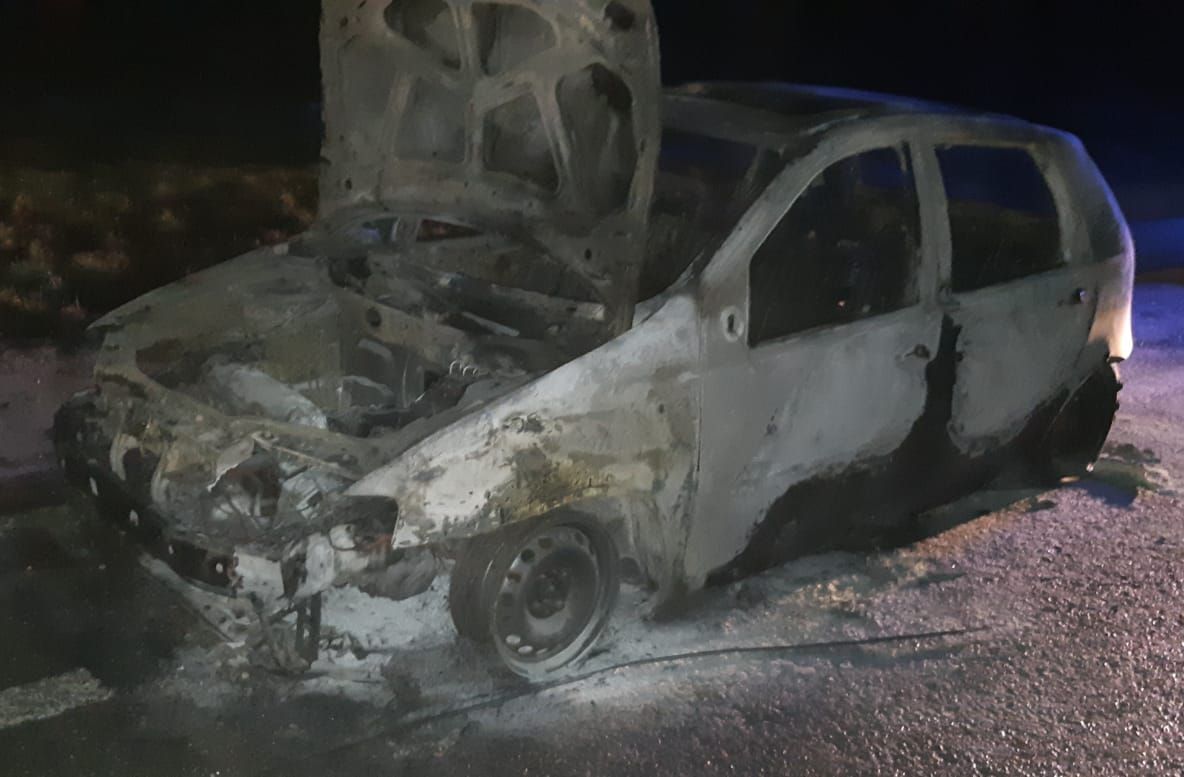 Incendiu pe DN 17, pe raza localității Ilișești. Un autoturism a fost distrus de flăcări FOTO
