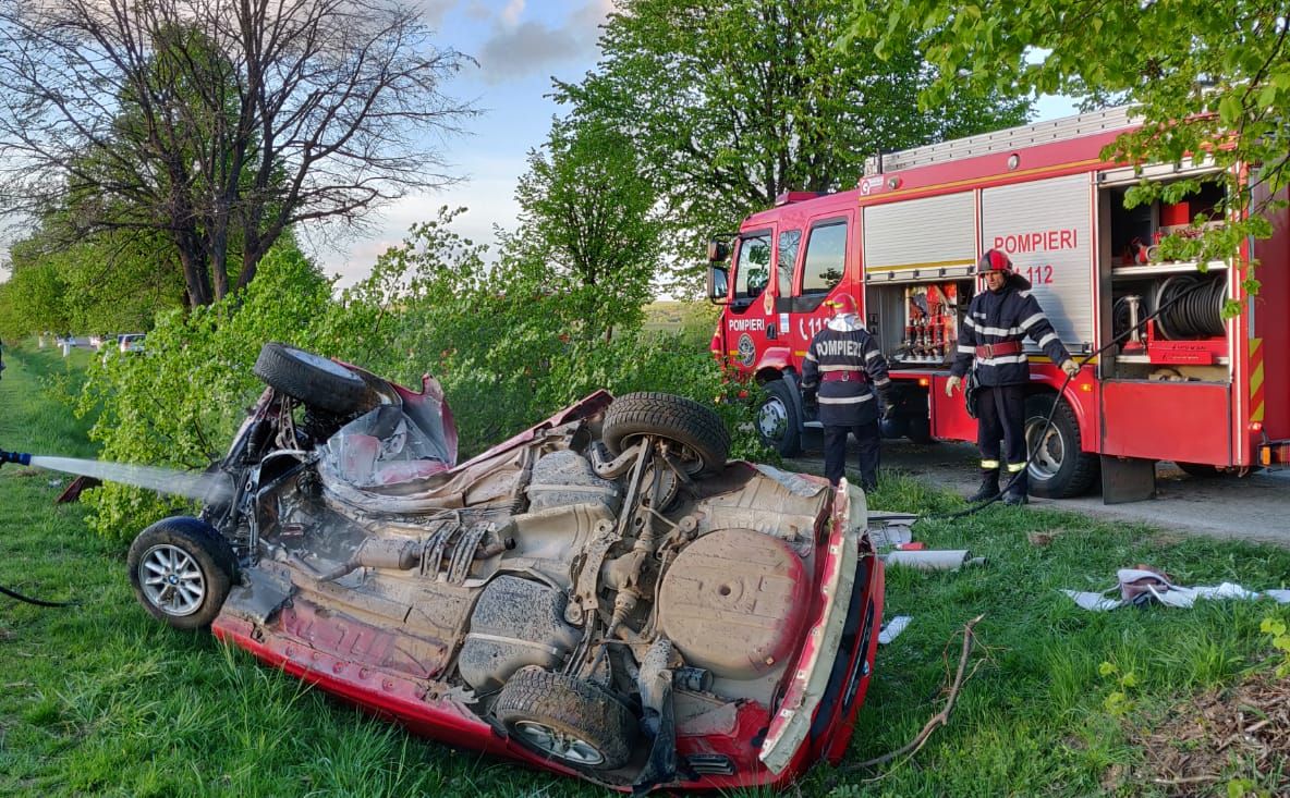 Șoferul care s-a izbit cu BMW-ul într-un copac era beat FOTO
