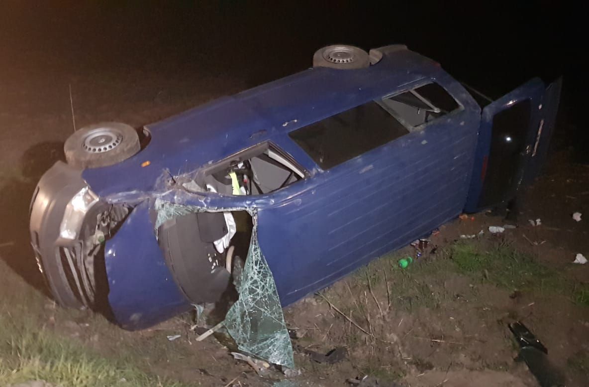 Cinci suceveni s-au răsturnat cu microbuzul pe raza județului Arad FOTO
