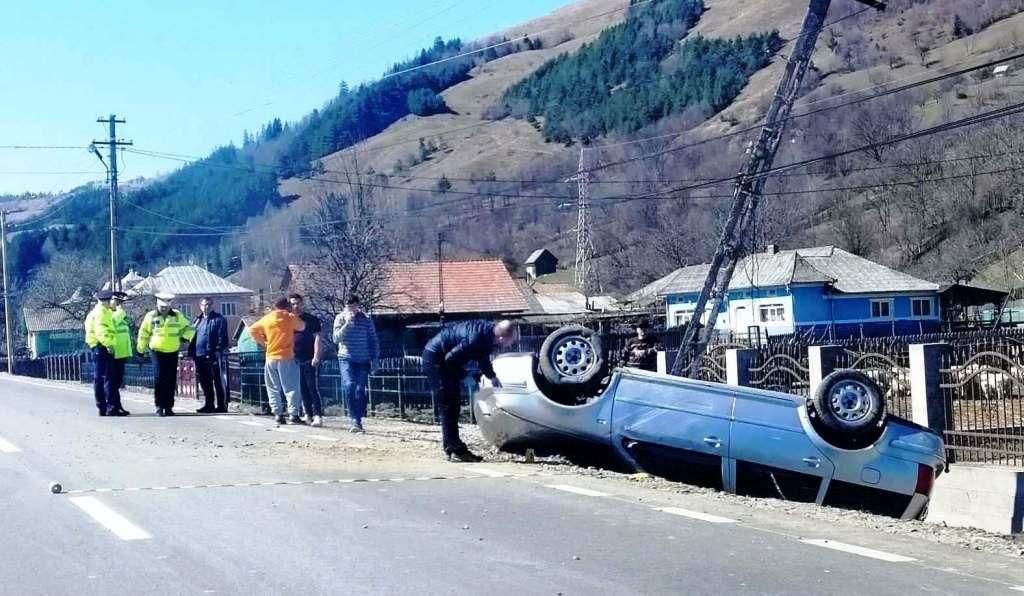 Un sucevean s-a răsturnat cu mașina pe raza județului Neamț FOTO