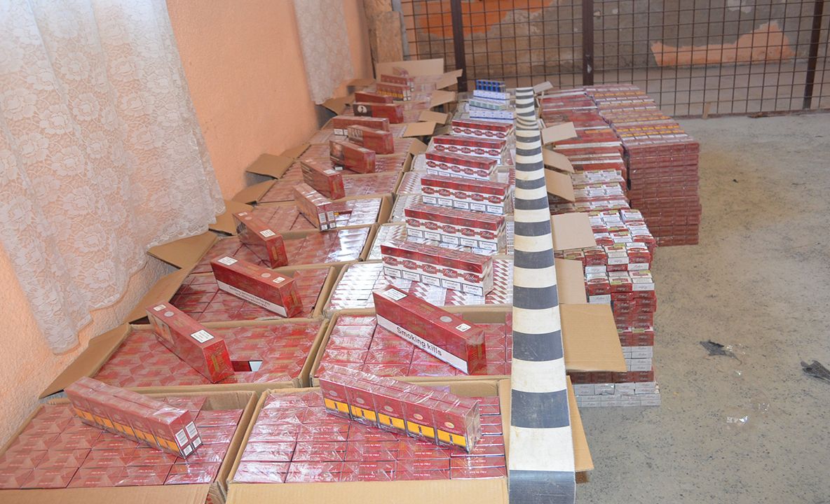 Țigări în valoare de 172.000 de lei găsite în anexa unei gospodării din Straja