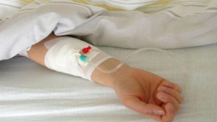 O fetiță de doi ani a ajuns la spital după ce a înghițit pastile pentru aprins focul