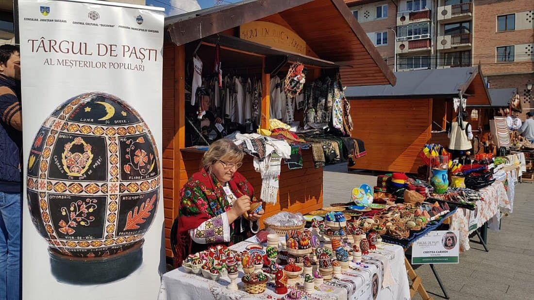 Demonstraţii de încondeiere a ouălor la Târgul de Paşti din Suceava