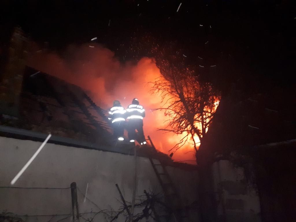 Casă cuprinsă de flăcări în comuna Preutești, in urma unui scurtcircuit