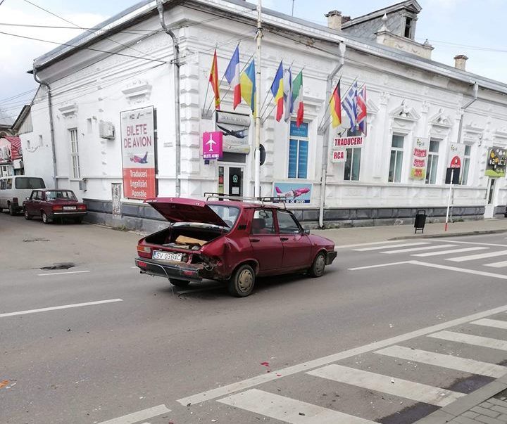 Accident produs de o șoferiță neatentă. Două persoane au fost rănite FOTO