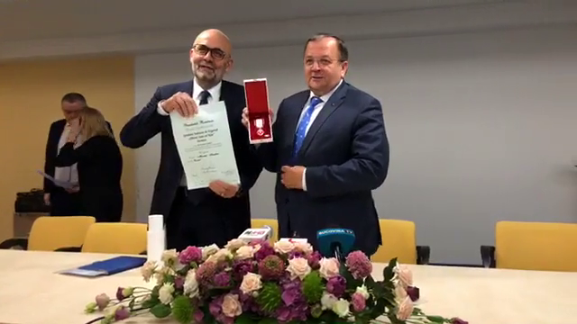 Toți angajații Spitalului Județean premiați cu câte un salariu minim pentru medalia oferită de președintele Klaus Iohannis