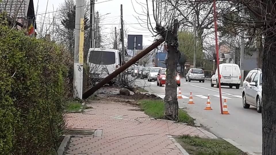 O dubiță scăpată de sub control s-a izbit într-un stâlp și un copac. Șoferului i s-a făcut rău la volan FOTO