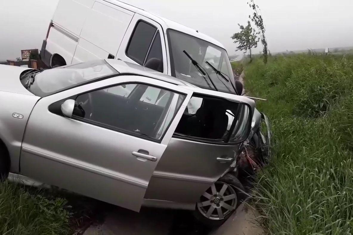 Accident cu două victime după ce un șofer s-a angajat într-o depășire neregulamentară FOTO