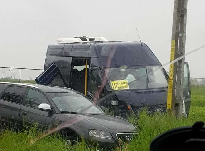 Accident cu trei victime la Fântâna Mare. Un autoturism a intrat în coliziune cu un microbuz FOTO