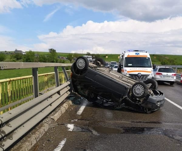 Accident rutier la ieșire din Stroiești spre Ilișești. Un autoturism s-a răsturnat pe carosabil FOTO