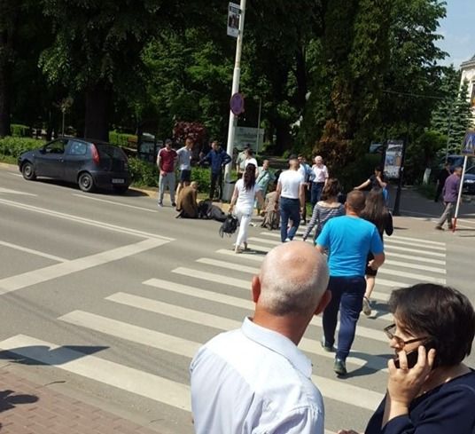 Rădăuți. Soț și soție, loviți de o mașină pe trecerea de pietoni FOTO
