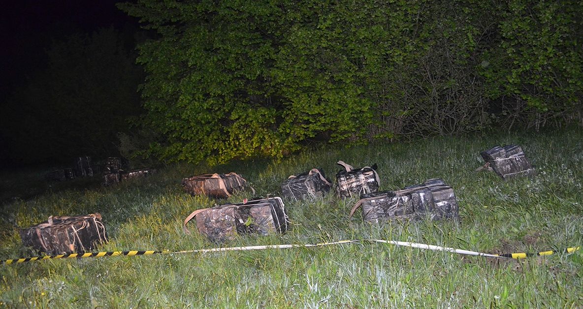 Zece focuri de armă trase de polițiștii de frontieră la Straja, în timp ce urmăreau contrabandiști de țigări