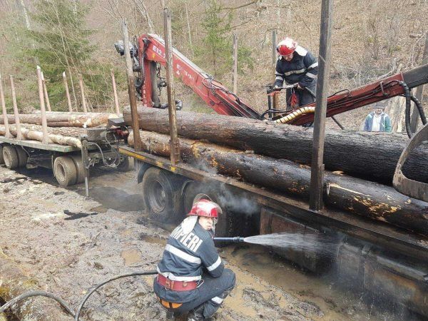 Incendiu la un camion încărcat cu lemne, la Praxia