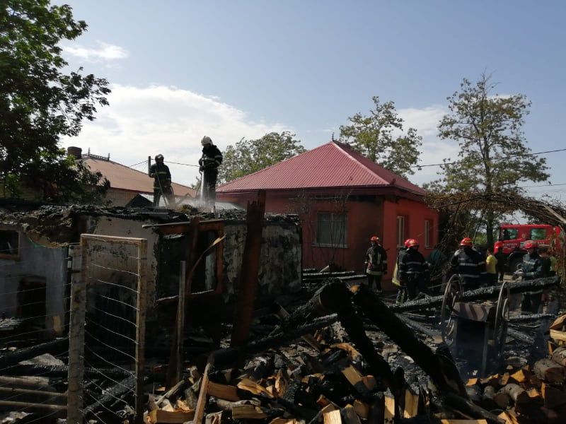 Gospodărie din Stamate, distrusă de un incendiu pornit de la un scurtcircuit FOTO