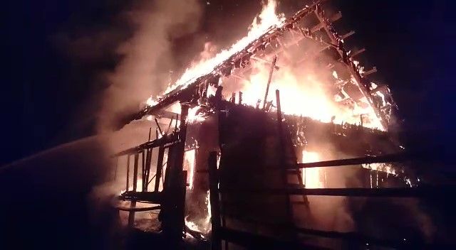 Noapte de foc în județul Suceava. Două case au fost cuprinse de flăcări VIDEO