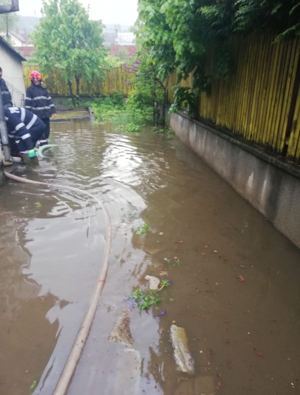 Intervenții ale pompierilor dorneni pentru evacuarea apei din gospodării FOTO