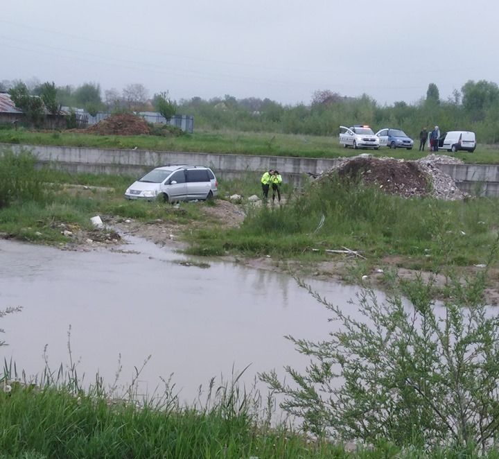 Urmărire ca-n filme la Marginea. Polițiștii au tras cinci focuri de armă după un contrabandist de țigări FOTO