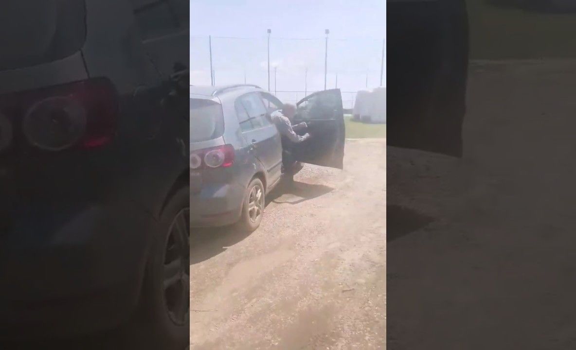 VIDEO Consilierul primarului din Moara, filmat în timp ce duce oameni cu mașina la vot
