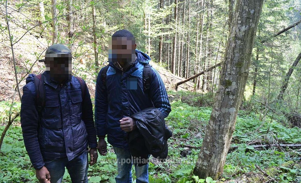 Doi tineri africani din Guineea și Gambia, prinși în pădure, lângă granița cu Ucraina