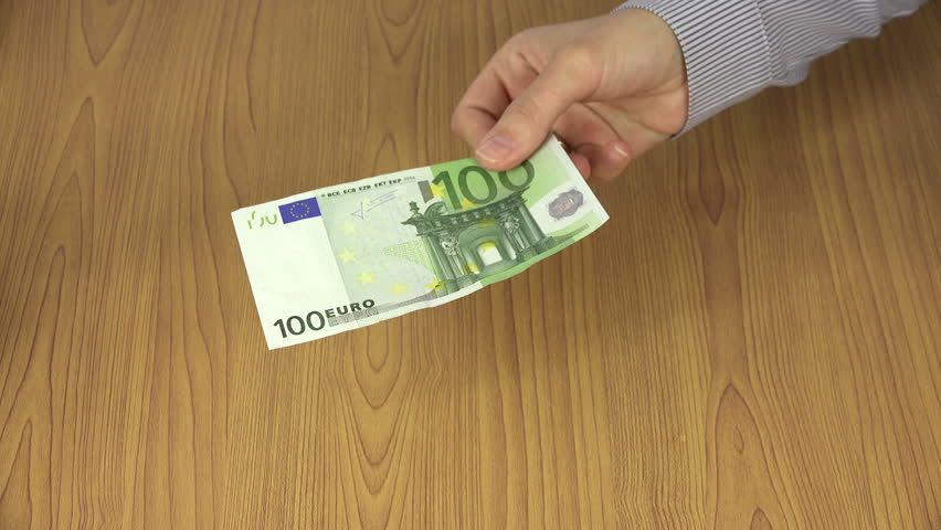 Doi scandalagii care au încercat să mituiască un polițist, trimiși în judecată