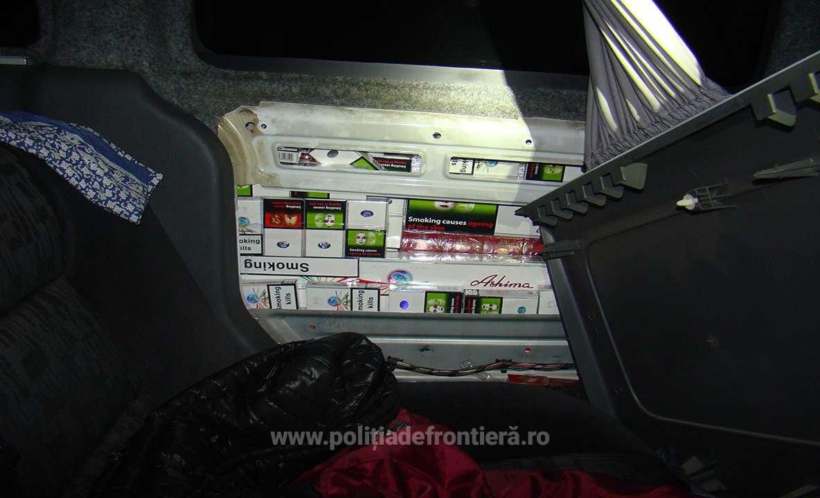 Țigări descoperite în peretele lateral al unui autoturism, în Vama Siret