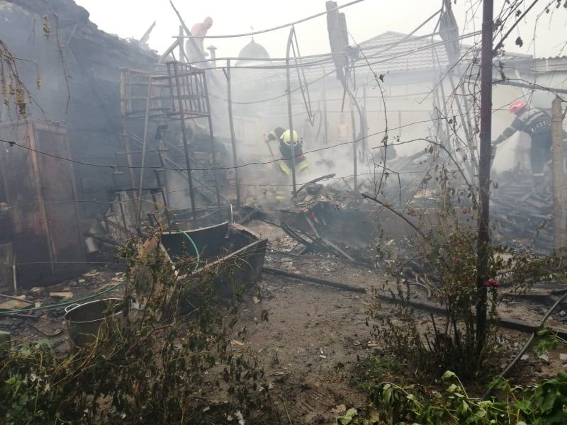 Un scurtcircuit a produs un incendiu la o gospodărie din Fălticeni FOTO