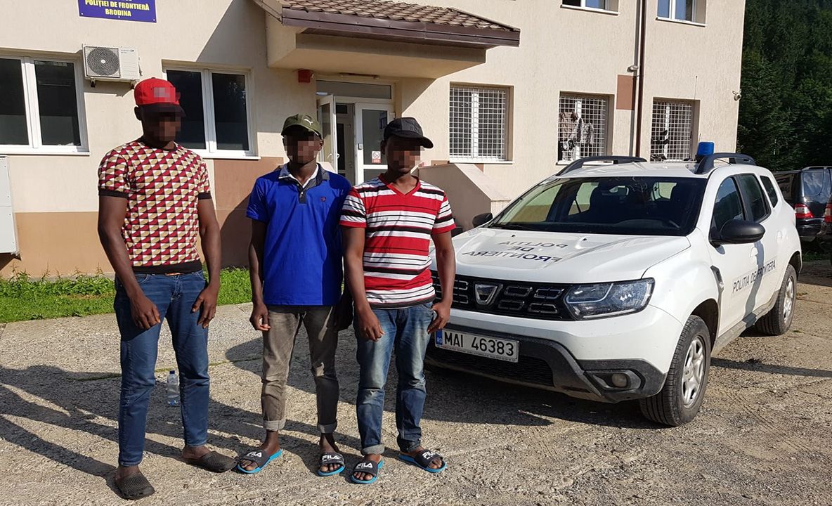 Trei tineri din Gambia prinși după ce au trecut ilegal frontiera FOTO
