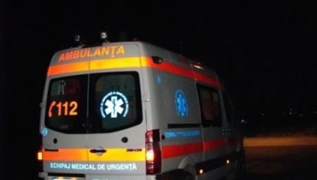 Doi tineri au fost răniți după ce mașina în care se aflau s-a izbit într-un copac