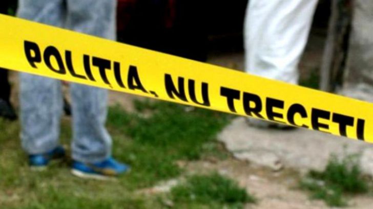 O bătrână a fost găsită moartă în curtea casei