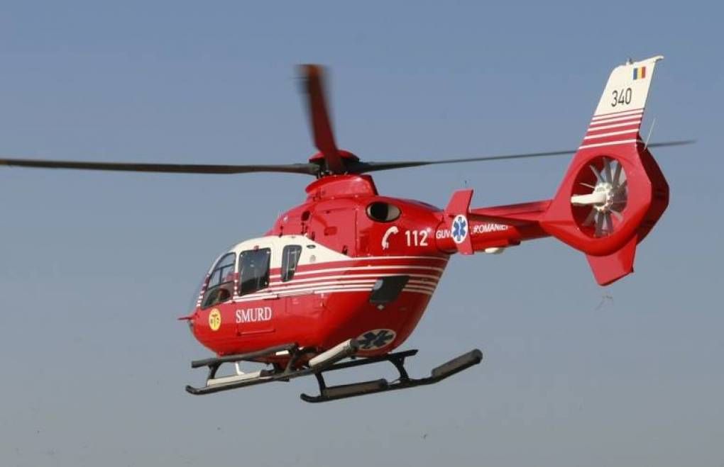 O femeie înjunghiată a fost preluată în stare gravă de un elicopter. Avea un cuțit înfipt în gât