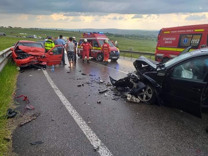 Accident cu două victime după ce un autoturism a intrat pe contrasens FOTO