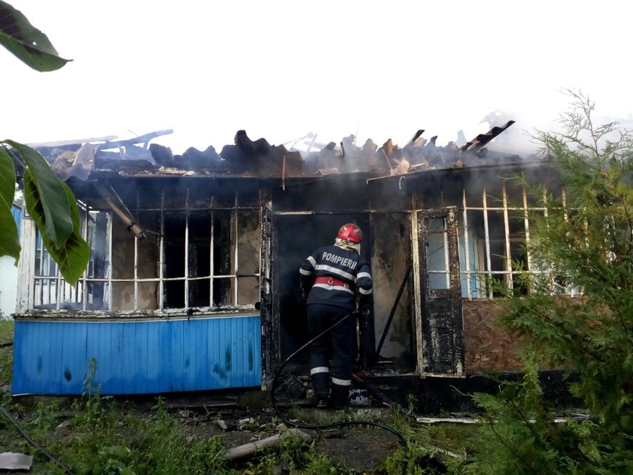 Incendiu de proporții în Bălcăuți. Un bărbat de 38 de ani a murit carbonizat VIDEO