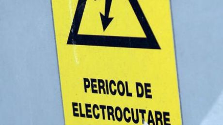 Un tânăr de 23 de ani a murit după ce s-a electrocutat la un panou electric