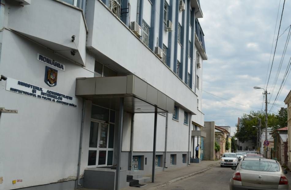 Bărbat accidentat grav de o mașină care dădea cu spatele