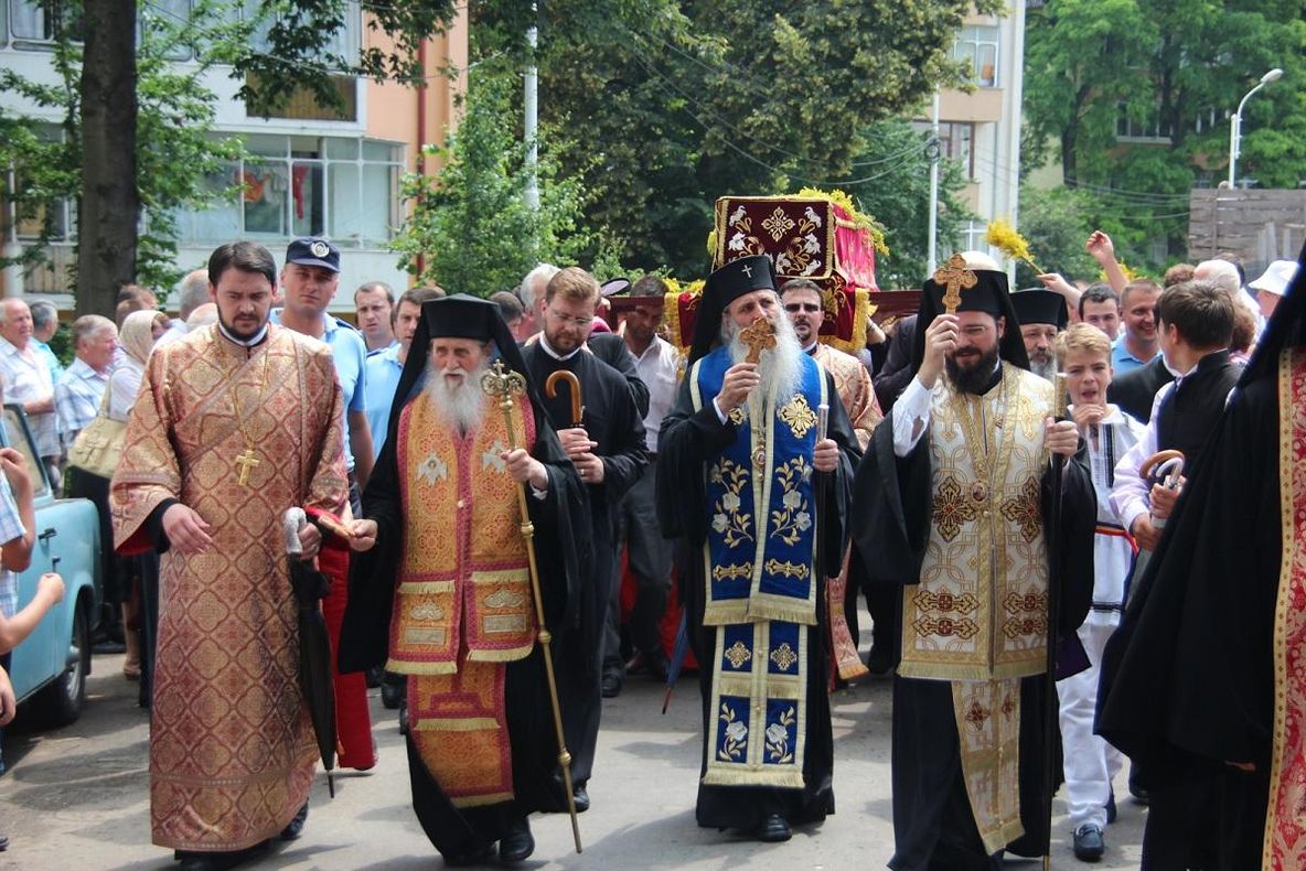 Procesiunea moaștelor Sfântului Ioan pe străzile Sucevei, păzită de jandarmi de la Bacău