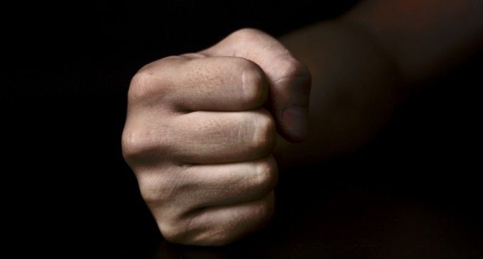 Bătaie în parcarea Mănăstirii Sucevița. Un bărbat a fost reținut