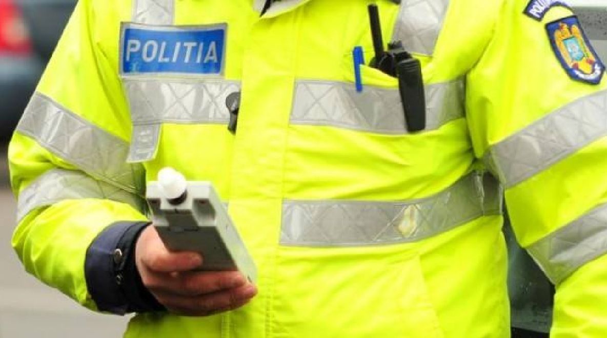 Un șofer beat s-a izbit cu mașina într-un indicator rutier și un gard